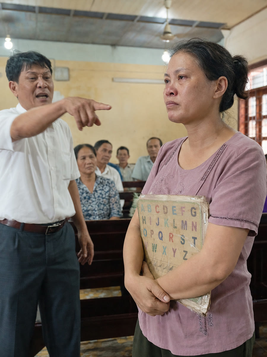 Tôi chăm bố chồng nằm liệt bảy năm, đến ngày ra tòa anh cả chỉ vào mặt tôi giữa phòng xử, nói tôi chỉ là người làm được nhà anh trả công hàng tháng