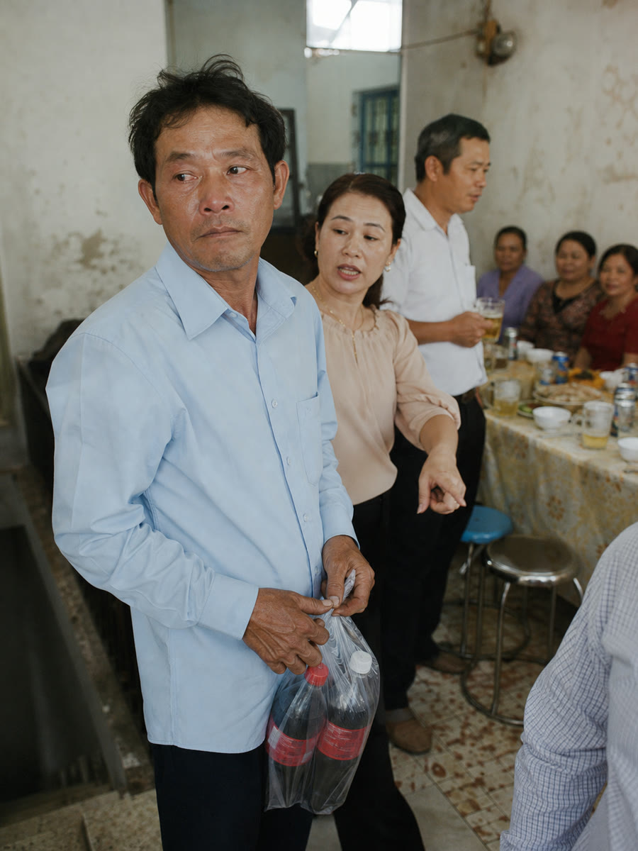 Tôi bỏ học từ lớp bảy đi phụ hồ nuôi anh trai ăn học, ngày anh làm tân gia nhà mới chị dâu bảo tôi xuống dưới ngồi với thợ cho tiện, và mẹ tôi tám mươi mốt tuổi lặng lẽ đi xuống buồng